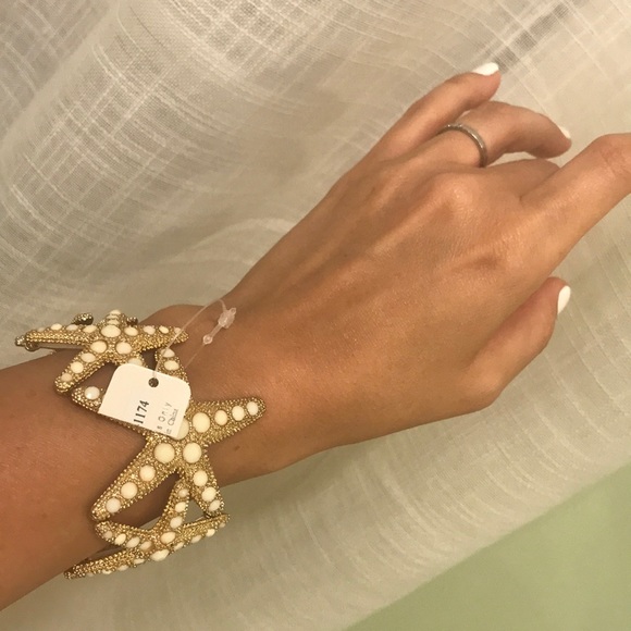 Gold and Pearl Starfish Bracelet- NWT - Picture 3 of 3